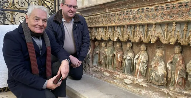 photo  fabien pitois (à droite) et pierre tessier devant le bas-relief du xvie siècle nécessitant une restauration.  &copy;  ouest-france 
