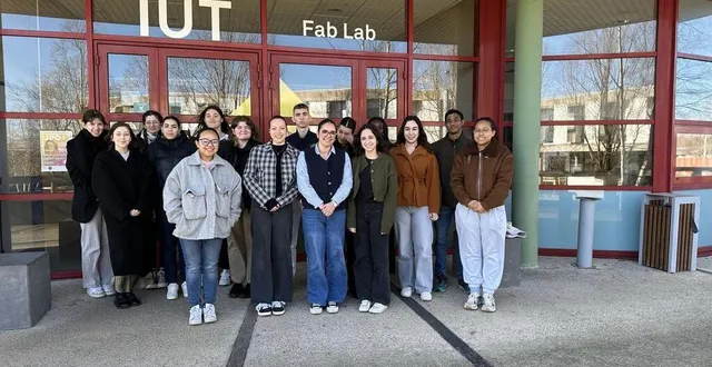 photo  les étudiants en 2e année de but carrières sociales de l’iut de damigny dont lisa lambert, à l’arrière-plan, cheveux au vent.  &copy;  inès aït benlabchir 