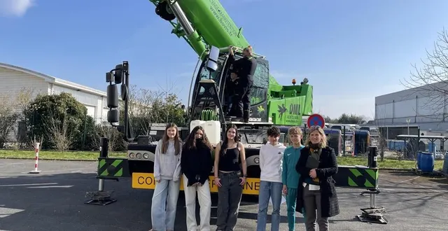 photo  cindy gaddini (à droite), principale du collège truffaut, en compagnie de quelques élèves qui attendent leur tour pour manipuler un engin de levage prêté par la société dml levage.  &copy;  ouest-france 