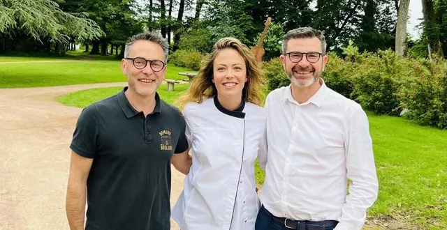 photo  l’actrice dounia coesens, présente dans le premier épisode de la série « joseph », avec les propriétaires du domaine de la brûlaire, vivien et miguel bertho-macé.  &copy;  château de la brûlaire 