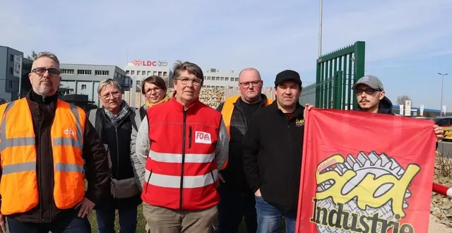 photo  des représentants de cfdt, fo et sud industrie étaient réunis devant le siège du groupe ldc, ce mardi 4 mars 225, à sablé-sur-sarthe.  &copy;  ouest-france 