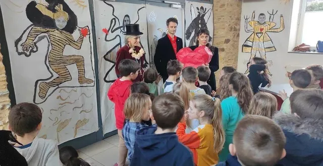 photo  la semaine de résidence de la compagnie resnonverbas’est achevée par un spectacle à la salle des tilleuls avec les enfants de l’école grain de soleil.  &copy;  co 