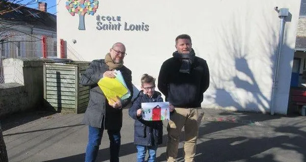 photo  de gauche à droite : mikael rabouin, gabriel, élève de ce2 et hugues boivin, chef d’établissement.  &copy;  co 