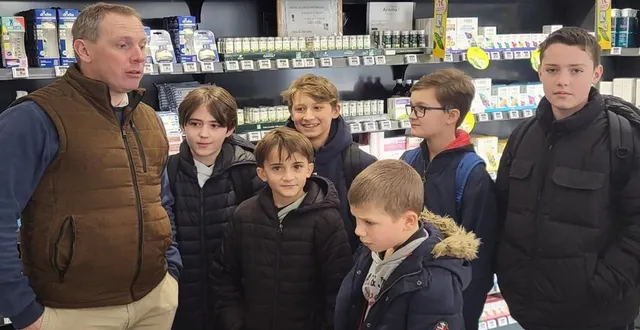 photo  les collégiens ont également visité la pharmacie.  &copy;  le maine libre 