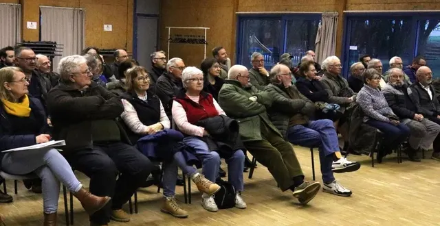 photo  une cinquantaine d’habitants ont répondu à l’invitation des élus.  &copy;  le maine libre 