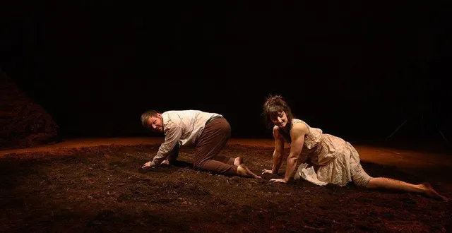 photo  les enfants sont invités à jouer avec la terre à scélia.  &copy;  cie nomorpa 