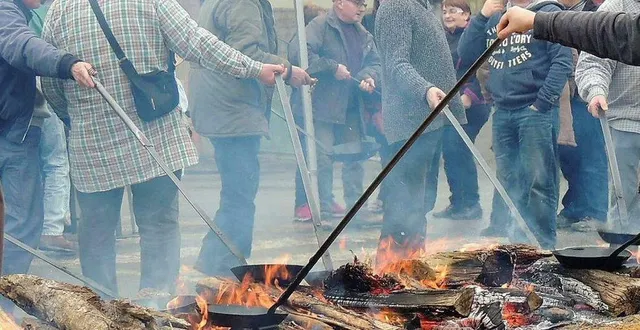 photo  cuire sa crêpe, c’est une tradition à valennes.  &copy;  archives le maine libre 