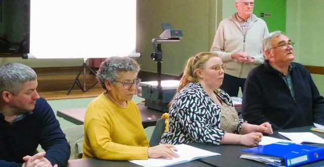photo  marion dolléans (deuxième en partant de la droite), présidente du comice cantonal, anime les débats.  &copy;  ouest-france 