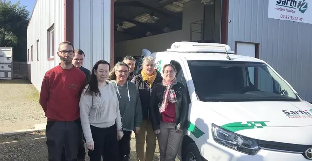 photo  un groupe de salariés aux côtés de la directrice des services, élodie leblanc herrault. (m. ferré était absent).  &copy;  ouest-france 