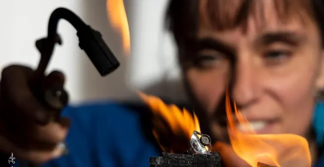 photo  la créatrice marie mauffet dans son atelier l’étoile carrée, à l’association de la galerie confluence des arts de savennières.  &copy;  dominique jullien 