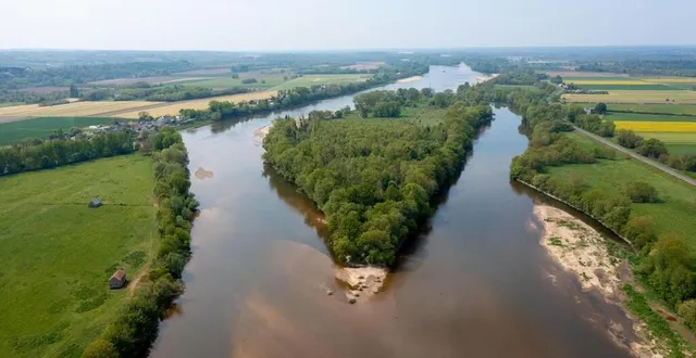 photo  image aérienne de la loire à chalonnes-sur-loire.  &copy;  franck dubray/ouest france 