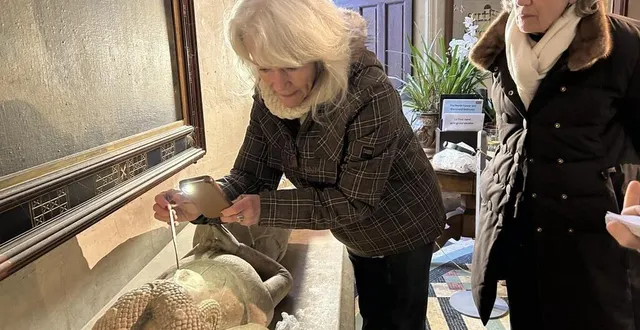 photo  valérie thuleau, restauratrice de statues est intervenue sur le gisant dégradé du château du lude. l’occasion pour barbara de nicolaÿ d’en apprendre davantage sur l’œuvre.  &copy;  ouest-france 