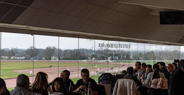 photo  déjeuner avec une vue plongeante sur les pistes de l’hippodrome d’angers.  &copy;  le panoramique 