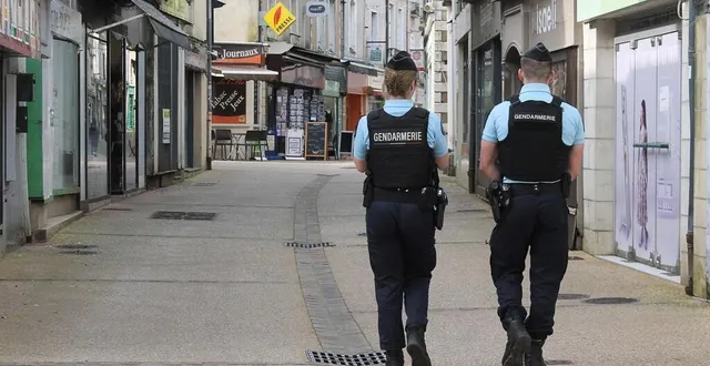 photo  une patrouille pédestre de gendarmerie dans la rue de l’île, en février 2025, à sablé-sur-sarthe.  &copy;  ouest-france 