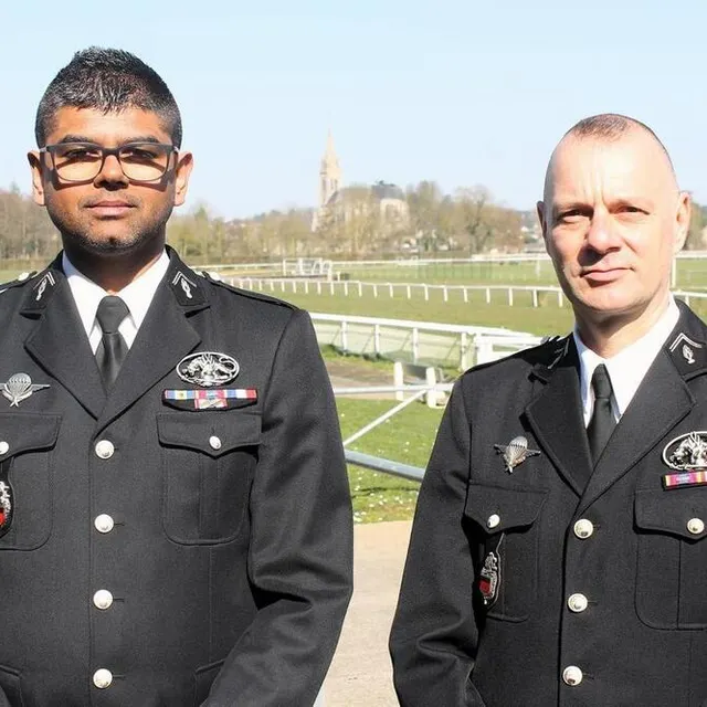 photo steven kichenama, lieutenant à la tête de la brigade de sablé-sur-sarthe, et son supérieur frédéric boucheron, commandant de la compagnie de la flèche.  ©  ouest-france