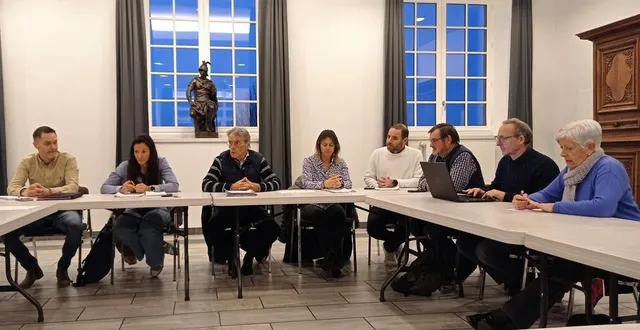 photo  les organisateurs, lors de la réunion de présentation de la color run, à domfront-en-poiraie, programmée le 29 mars 2025.  &copy;  ouest-france 