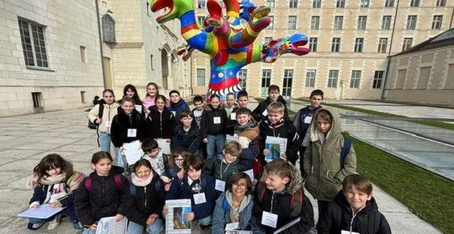 photo  la semaine dernière, des élèves de l’école saint-louis ont visité le musée jean-lurçat d’angers. ils ont pu observer les nombreuses œuvres d’art et participer à un atelier de tissage. dans le cadre du thème de l’année de l’école « les petits et grands artistes d’ici et d’ailleurs », les enfants ont ensuite découvert, à l’aide d’un jeu de piste, l’architecture et l’art angevin (ici le musée des beaux-arts).  &copy;  co 