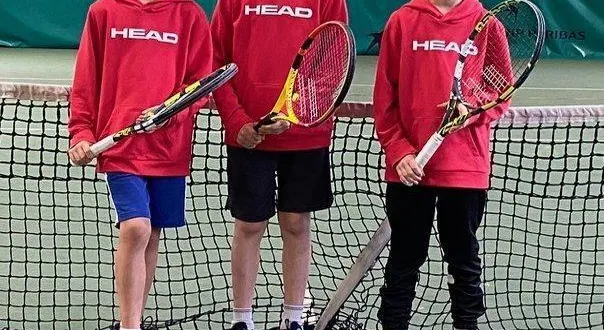 photo  justin gotefroy, lilian lamendin et sacha pinel (de gauche à droite) ont remporté le championnat d’hiver jeune.  &copy;  le maine libre 