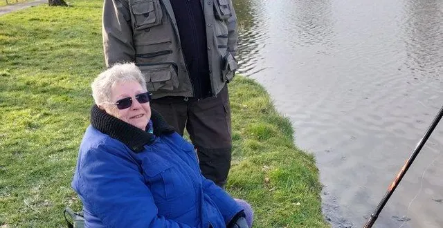 photo  françoise, aux côtés de bruno pinget, a apprécié le plan d’eau et reviendra.  &copy;  le maine libre 