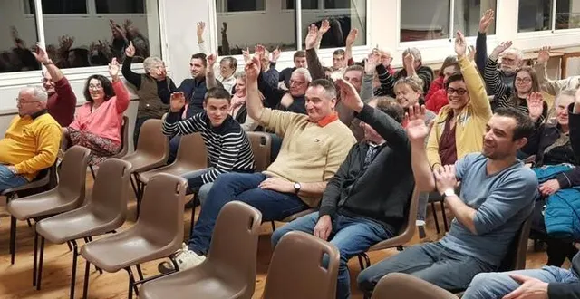 photo  c’est dans une bonne ambiance que les habitants de rouperroux-le-coquet valident l’engagement de la commune pour l’organisation du comice agricole 2026, un projet collectif prometteur.  &copy;  le maine libre 