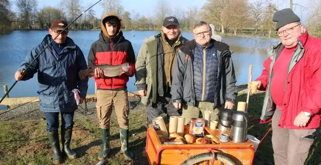 photo  jean-philippe bodereau et daniel ricordeau, à droite, à la rencontre des pêcheurs avec boissons chaudes et viennoiseries.  &copy;  le maine libre 
