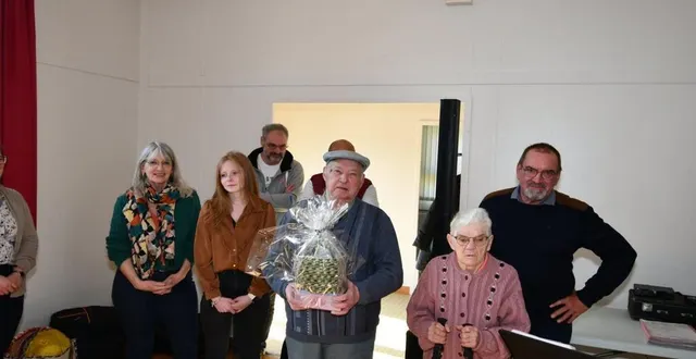 photo  denis sagette et marie-louise coeuret au premier plan  &copy;  le maine libre 