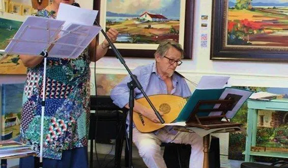 photo  printemps des poètes, fusion des poésies avec la plume de léonie.  &copy;  le maine libre 