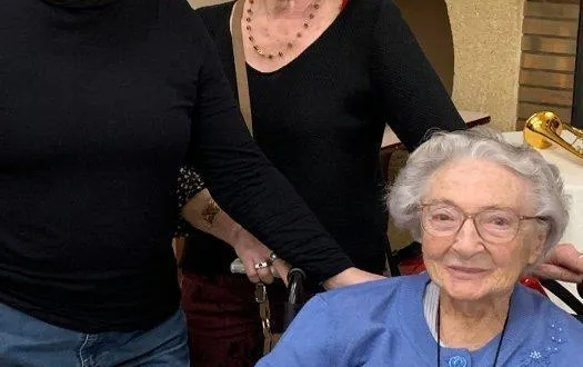 photo  claire roger a fêté ses 100 ans auprès de deux de ses filles.  &copy;  le maine libre 