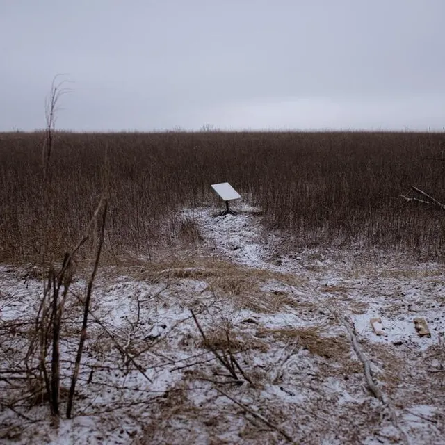 photo un terminal starlink dans un champ de la région de zaporijjia (sud de l’ukraine), en février 2024.  ©  andre alves / anadolu via afp