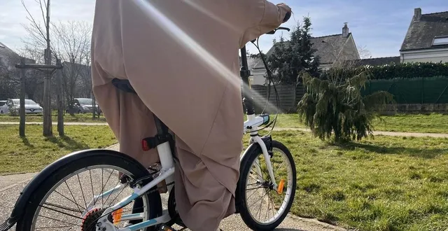 photo  norah apprend le vélo depuis quelques semaines à angers (maine-et-loire).  &copy;  ouest-france 