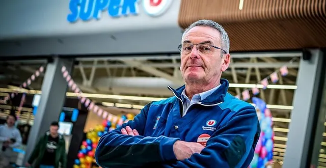 photo  directeur du super u de maine street, martial laird est satisfait par le nouvel élan donné par ces nouvelles couleurs.  &copy;  le maine libre – yvon loué 