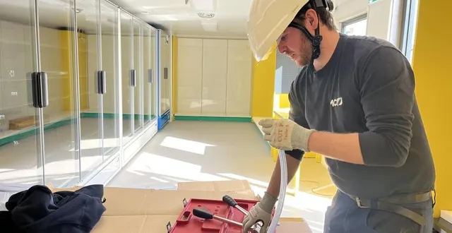 photo  en cours d’installation, la supérette api de tennie ouvrira le 21 mars.  &copy;  ouest-france. 