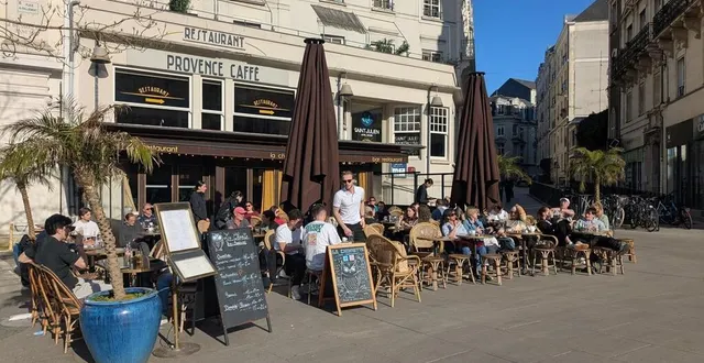 photo  le soleil est de retour, les angevins en terrasse aussi.  &copy;  co 