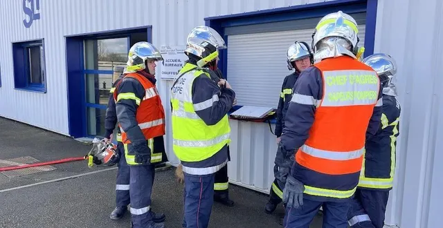 photo  manœuvres des sapeurs-pompiers de brûlon, loué et chantenay-villedieu chez slt (service logistique transports), qui compte une quarantaine de salariés.   &copy;  le maine libre 