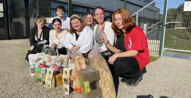 photo  des élèves du lycée du centre soins-études pierre-daguet de sablé-sur-sarthe ont collecté des dons pour l’association les crins verts à bazouges-cré-sur-loir, près de la flèche.  &copy;  le maine libre 