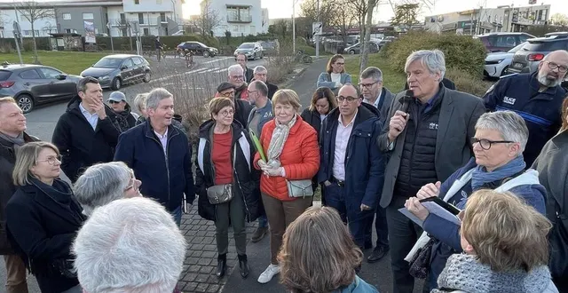 photo  le maire du mans (sarthe), stéphane le foll, lors de la visite des quartiers nord-ouest, zone du ribay, avec des habitants le mercredi 5 mars 2025.  &copy;  ouest-france 