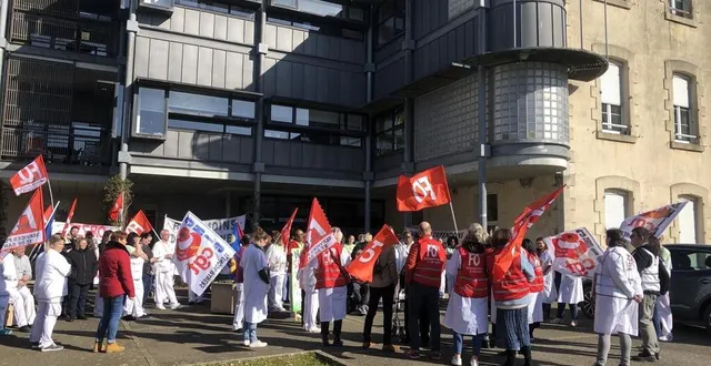 photo  environ 70 personnes étaient présentes ce matin pour manifester devant l’ehpad les pastels.  &copy;  ouest france 