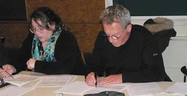 photo  aurélie denise, responsable des finances et des ressources humaines et mickaël toin, premier adjoint au maire ont présenté les comptes de l’exercice 2024.  &copy;  ouest-france 