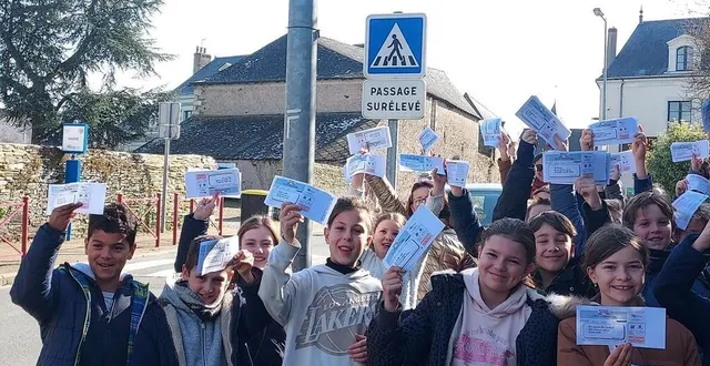 photo  les 28 élèves de cm1/cm2 de l’école armand-brousse brandissent les contraventions poétiques qu’ils vont déposer dans les boîtes à lettres des habitants ou insérer sur les pare-brise des voitures en stationnement.  &copy;  ouest-france 