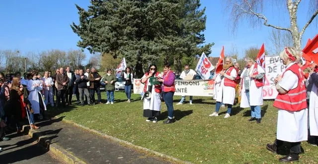 photo  le personnel a écouté les revendications de laëtitia laloue et liliane anfray, représentantes du syndicat force ouvrière (au centre).  &copy;  ouest-france 