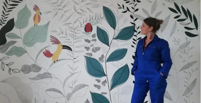 photo  mathilde gaugain devant une des fresques végétales qu’elle a réalisées.  &copy;  co 