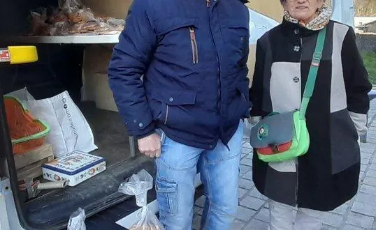 photo  philippe reulier, bénévole de thouarcé solidarité avec odile moreau, trésorière de thouarcé solidarité.  &copy;  co 