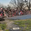 photo enfants et adultes ont regardé le bonhomme carnaval qui brûlait sur le terrain de sport.