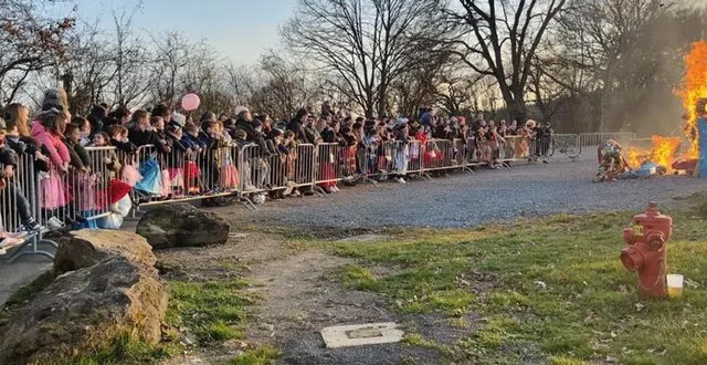 photo  enfants et adultes ont regardé le bonhomme carnaval qui brûlait sur le terrain de sport.  &copy;  le maine libre 