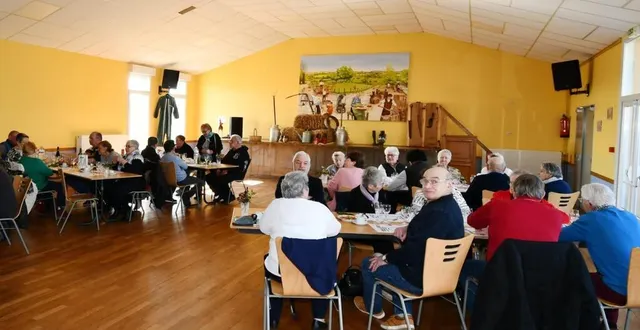 photo  les convives à table.  &copy;  le maine libre 