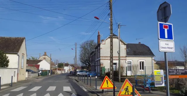 photo  la 2e semaine d’avril, les fils et poteaux électriques aériens des rues marie-guibé et célestin freinet disparaîtront. la 2e quinzaine de mai, ce sera au tour de ceux de la rue léopold-gouloumès.  &copy;  le maine libre 