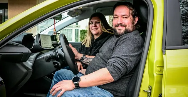 photo  kevin bourillon et sa compagne cécile nouet vivent à coulaines et travaillent en usine à sceaux-sur-huisne à des horaires différents. ils parcourent 148 km par jour. en attendant mieux.  &copy;  le maine libre – yvon loué 