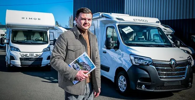 photo  thomas sergent, conseiller commercial chez azur 72 : « le camping-car standard représente toujours la moitié de nos ventes, même si le fourgon a pris de l’ampleur. »  &copy;  le maine libre – yvon loué 