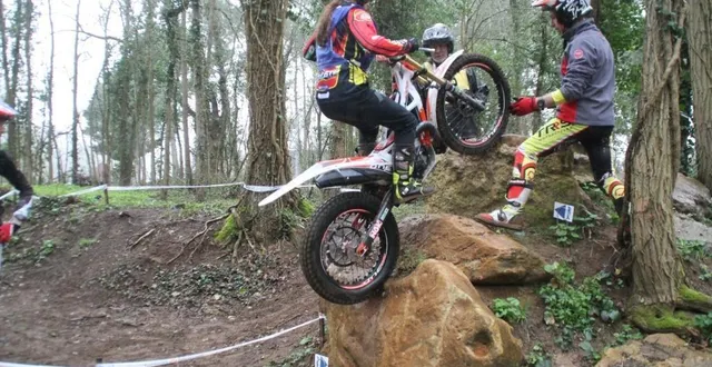photo  alycia grimpe sur les rochers sous l’œil de frédéric, son papa entraîneur.  &copy;  le maine libre 