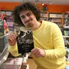 photo louis maistre, avec son livre, dans la librairie l’ancre des mots, à sablé-sur-sarthe.